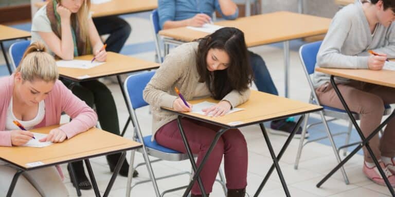 MIM consiglia alle scuole di evitare l'uso di asterischi e schwa nelle comunicazioni ufficiali.