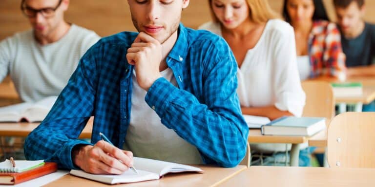 Regolamenti per l'esame di maturità 2025: Valutazioni, date, commissione e voti
