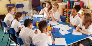 Nella scuola delle abilità, dove pochi sanno ancora ascoltare, comunicare, leggere e scrivere.